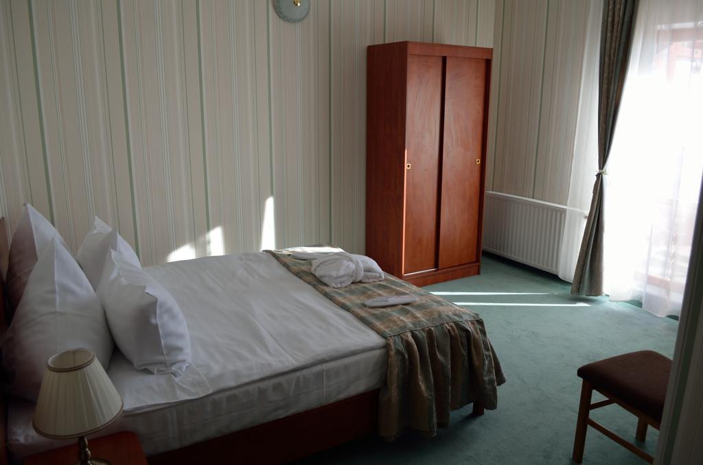 Hotel Rusu Петрошани Экстерьер фото