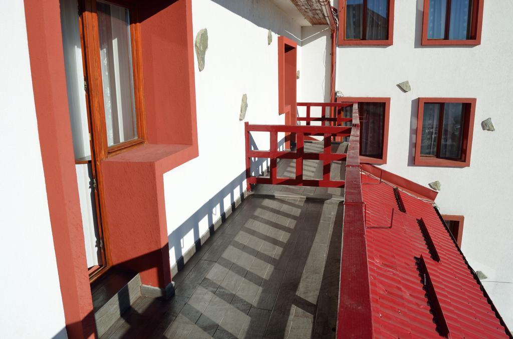Hotel Rusu Петрошани Экстерьер фото