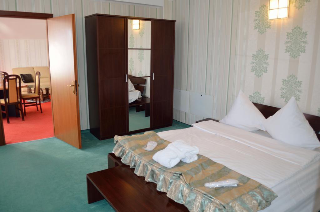 Hotel Rusu Петрошани Экстерьер фото