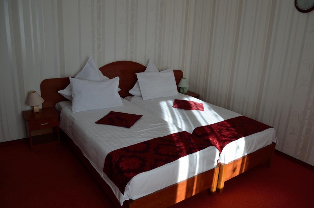 Hotel Rusu Петрошани Экстерьер фото